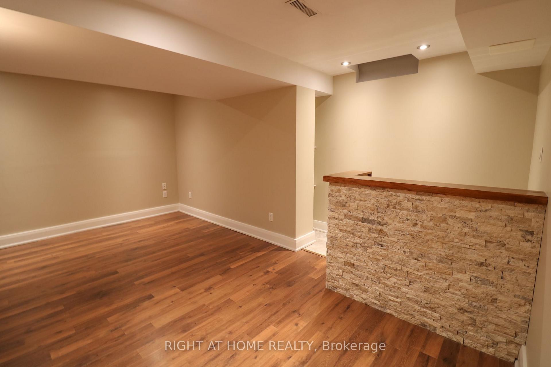 Photo 17 of 497 Ainsworth Drive E, Newmarket, Gorham-College Manor — HOMEH