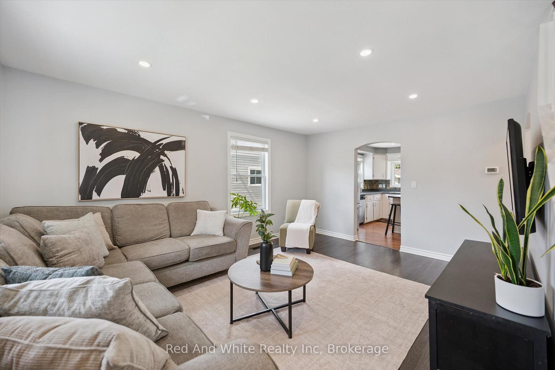 Photo 4 of 131 Norfolk Avenue, Cambridge, Elgin Park/Coronation — HOMEH