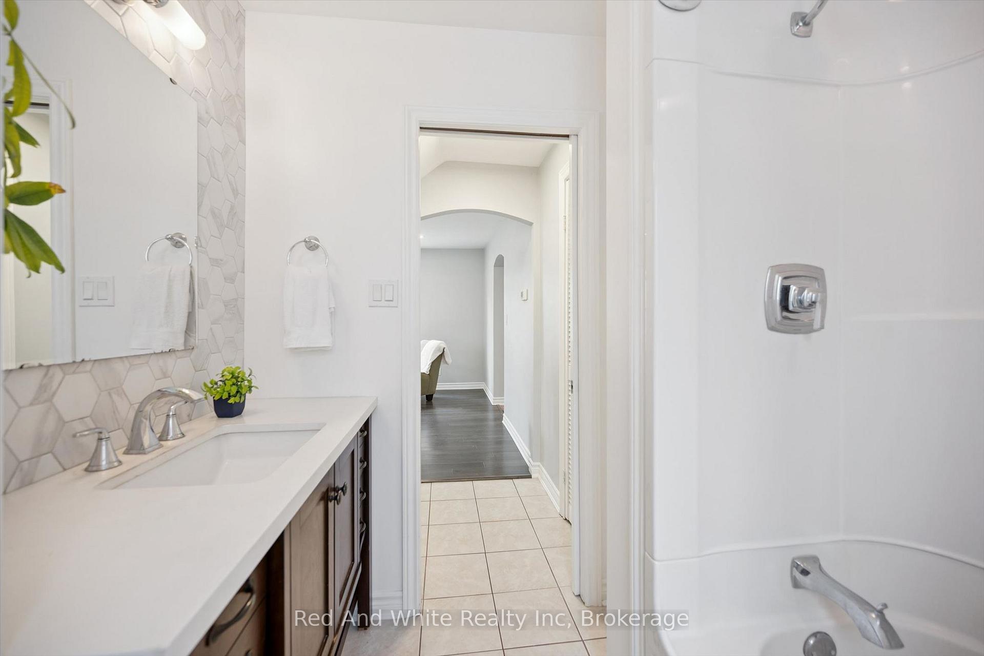 Photo 14 of 131 Norfolk Avenue, Cambridge, Elgin Park/Coronation — HOMEH