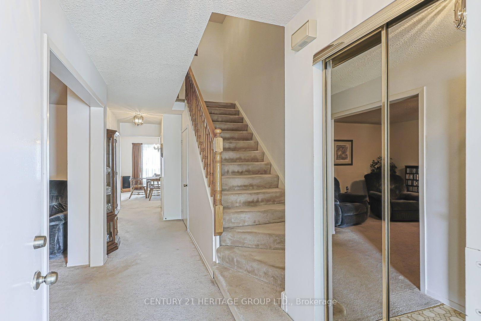 Photo 3 of 10 Woodhall Road, Markham, Milliken Mills East — HOMEH