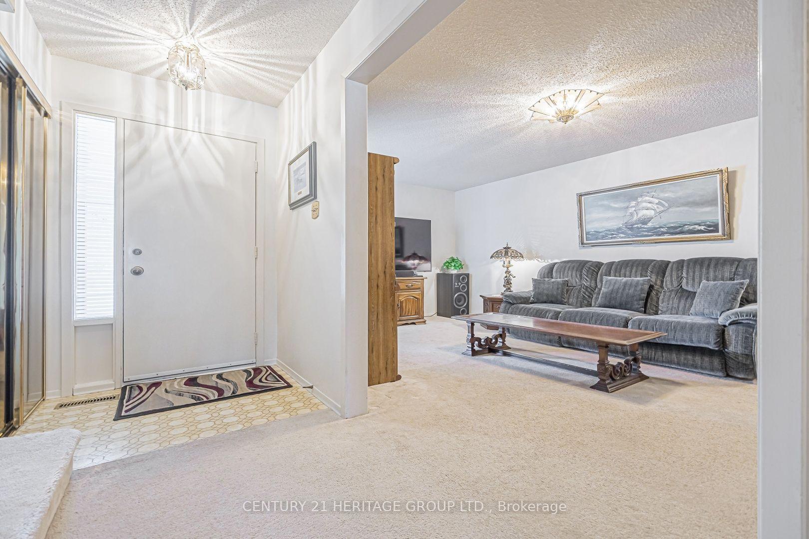 Photo 4 of 10 Woodhall Road, Markham, Milliken Mills East — HOMEH