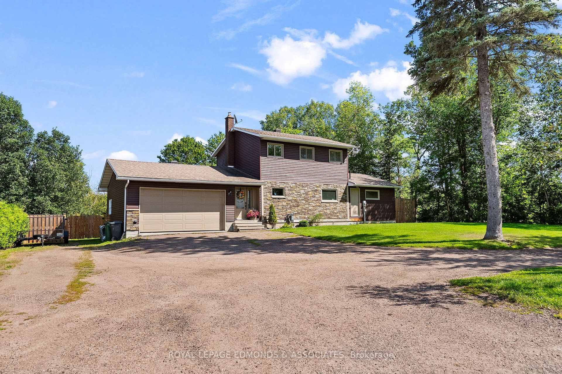 Front of 11946 Round Lake Road