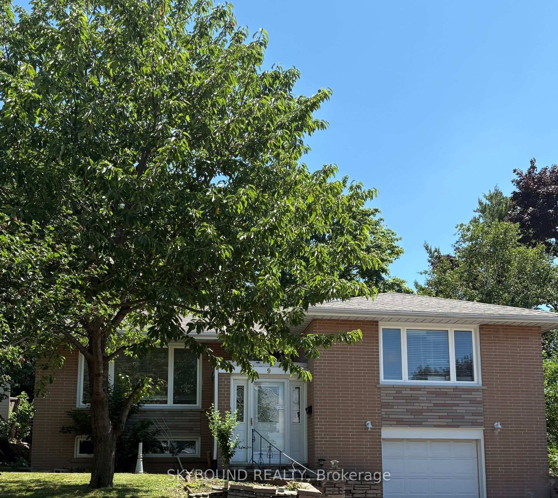 Photo 2 of 9 Caronport Crescent, North York, Parkwoods-Donalda — HOMEH