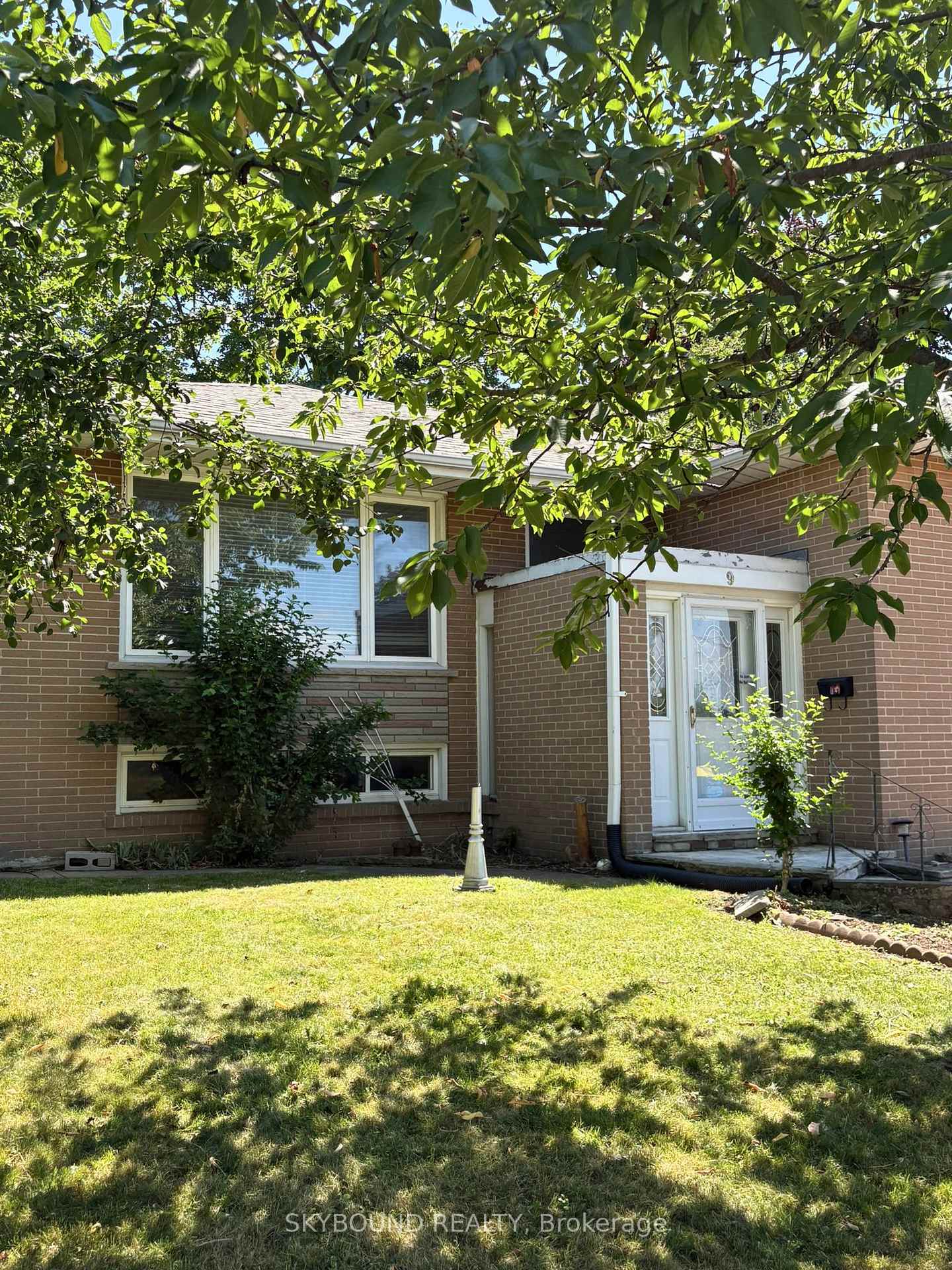 Photo 3 of 9 Caronport Crescent, North York, Parkwoods-Donalda — HOMEH