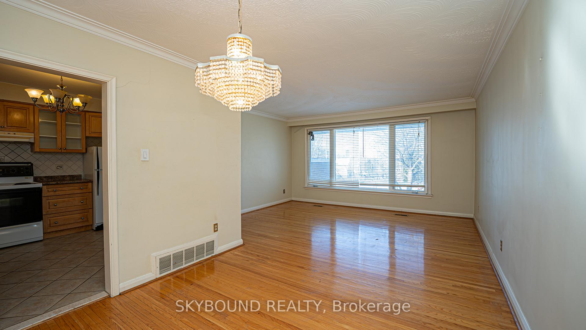 Photo 4 of 9 Caronport Crescent, North York, Parkwoods-Donalda — HOMEH