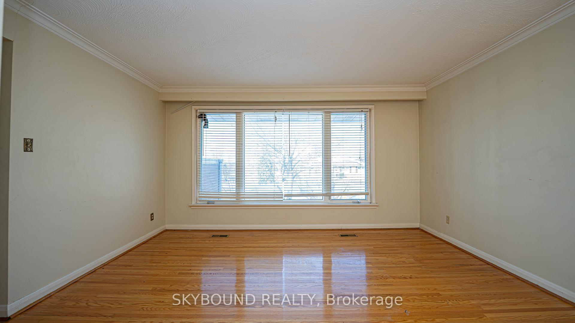 Photo 8 of 9 Caronport Crescent, North York, Parkwoods-Donalda — HOMEH