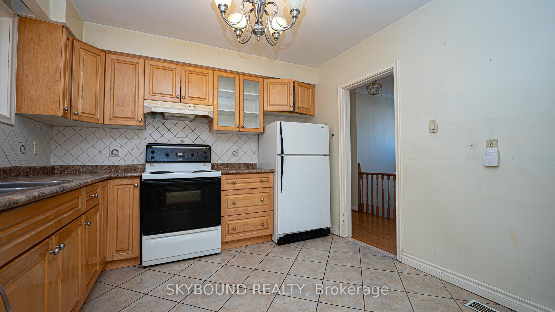 Photo 10 of 9 Caronport Crescent, North York, Parkwoods-Donalda — HOMEH