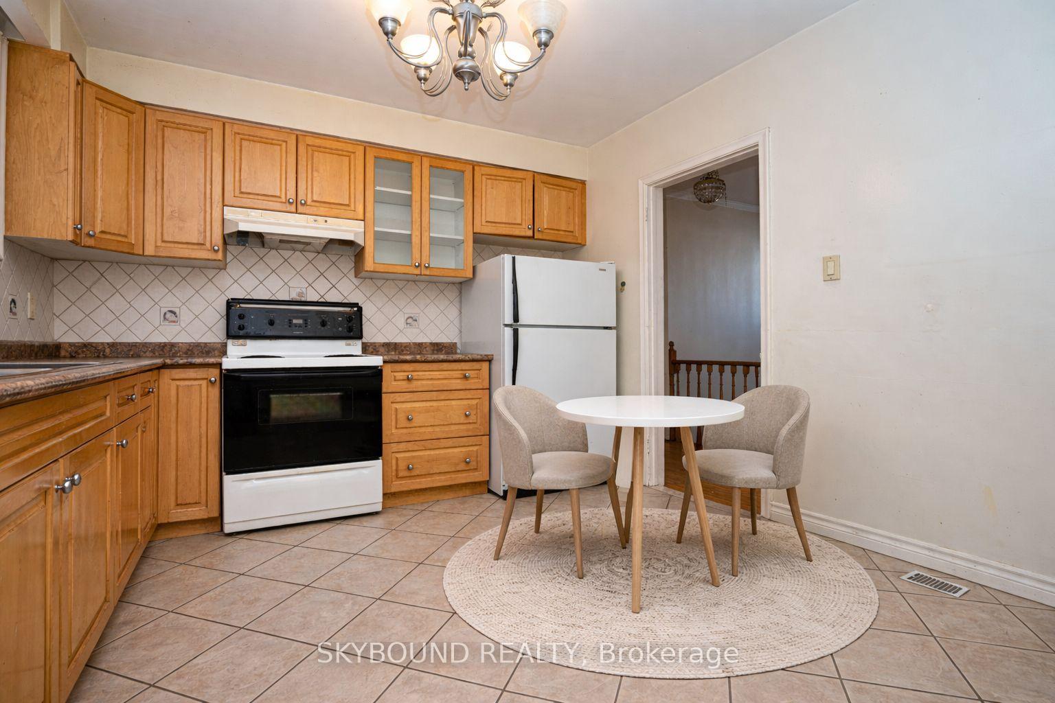 Photo 11 of 9 Caronport Crescent, North York, Parkwoods-Donalda — HOMEH