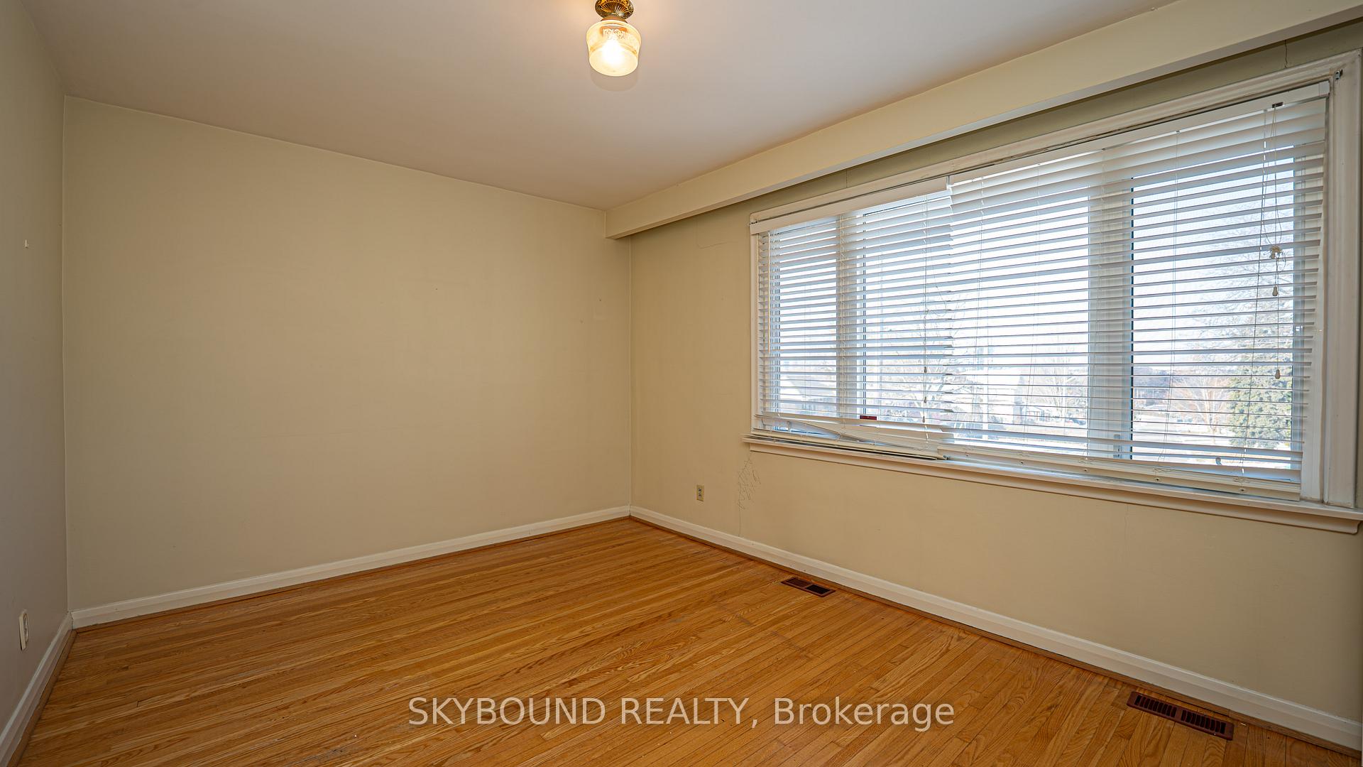 Photo 12 of 9 Caronport Crescent, North York, Parkwoods-Donalda — HOMEH