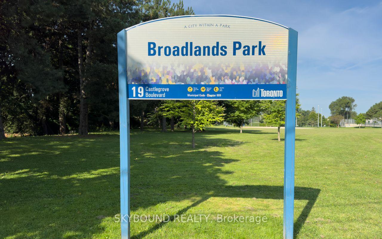Photo 25 of 9 Caronport Crescent, North York, Parkwoods-Donalda — HOMEH