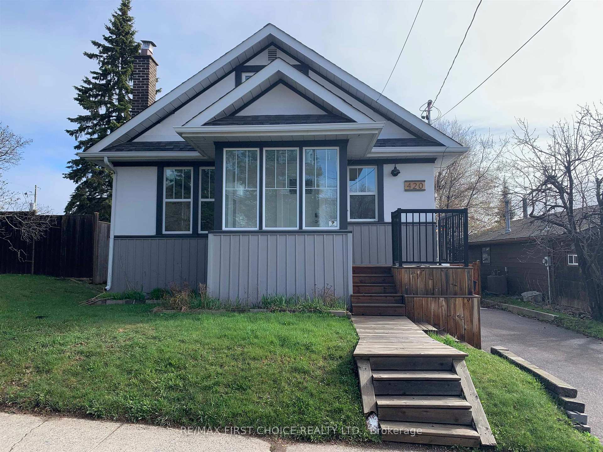Photo 3 of 420 Van Norman Street, Thunder Bay, College Heights — HOMEH