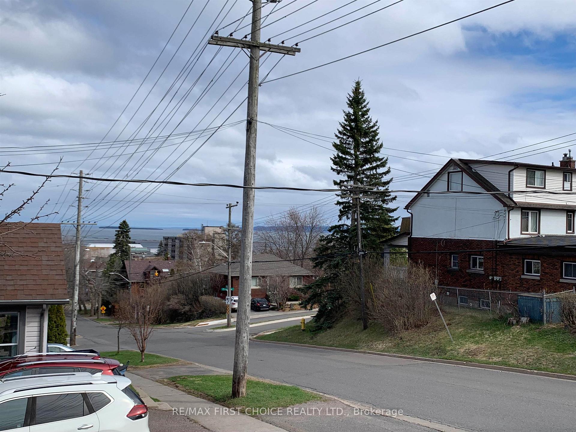 Photo 4 of 420 Van Norman Street, Thunder Bay, College Heights — HOMEH