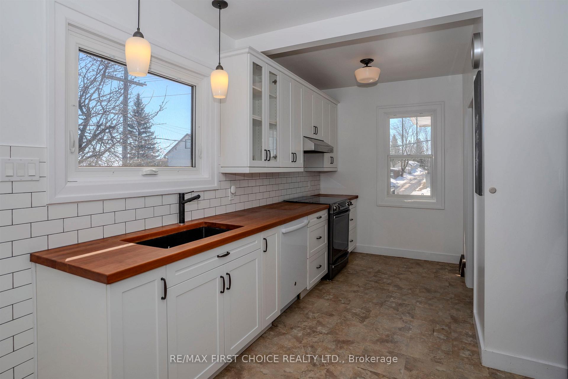 Photo 11 of 420 Van Norman Street, Thunder Bay, College Heights — HOMEH
