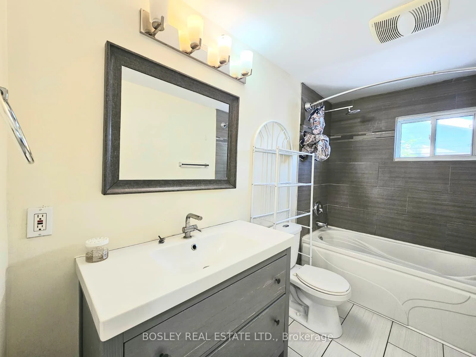 Photo 19 of 508 Pinetree Crescent, Cambridge, Preston North — HOMEH