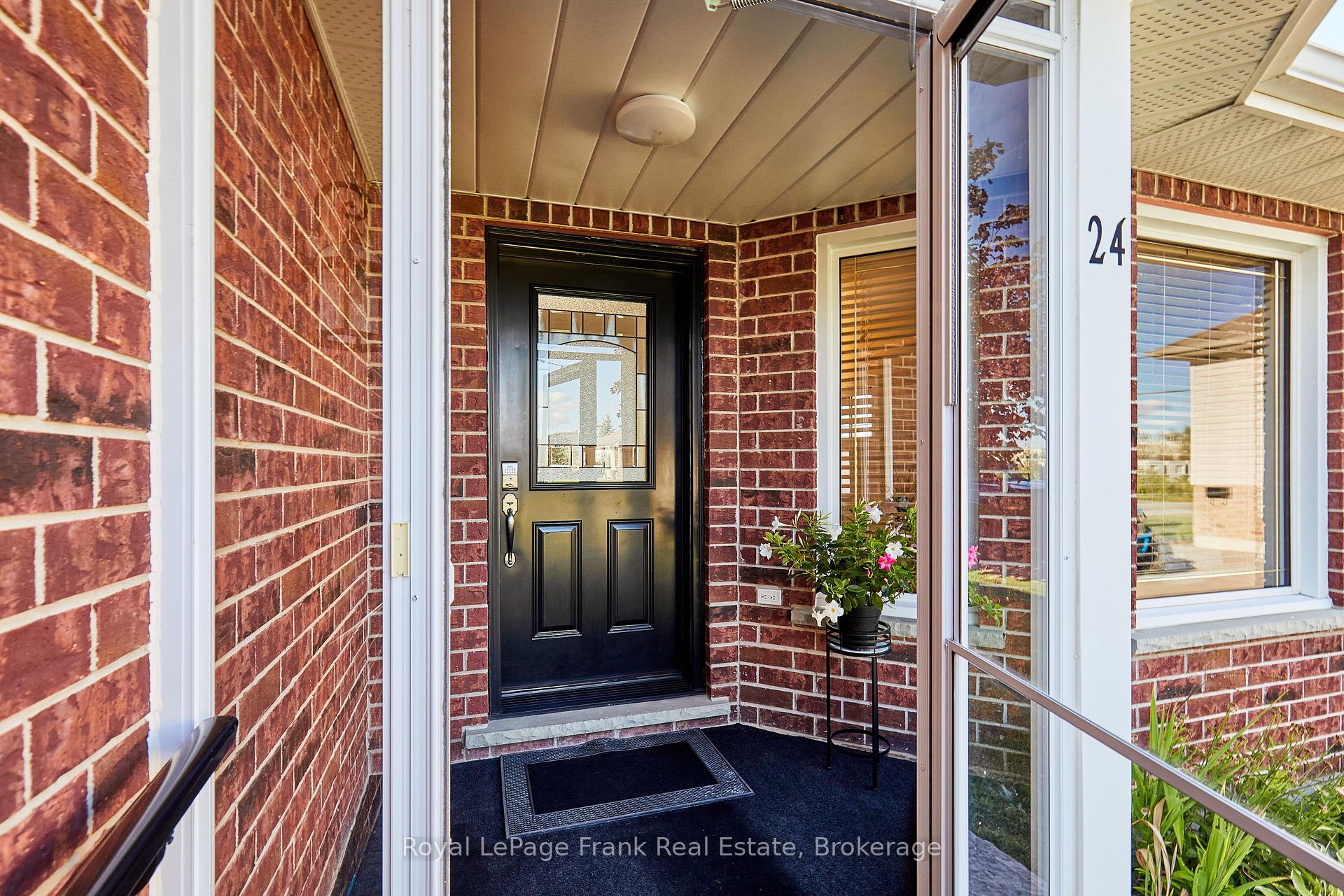 Photo 2 of 24 Beverly Street, Kawartha Lakes, Lindsay — HOMEH