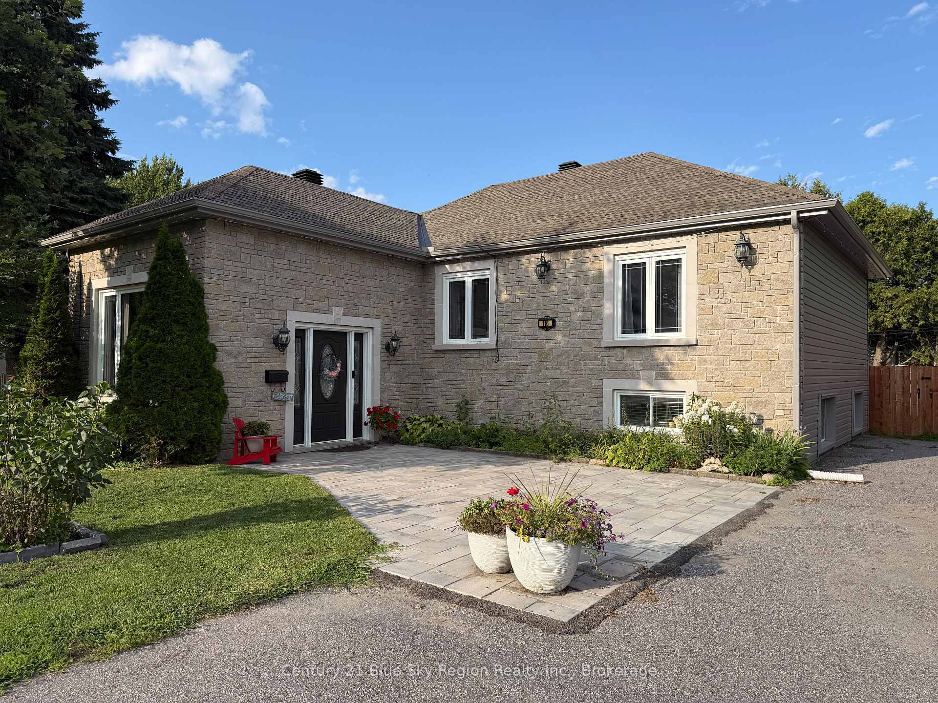Photo 2 of 116 Campbell Avenue, North Bay, Ferris — HOMEH