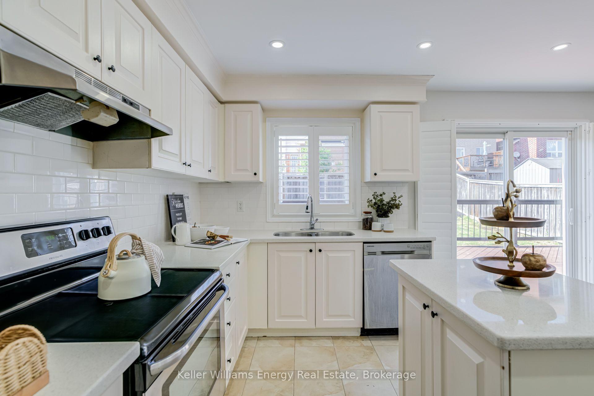 Photo 4 of 1342 Harlstone Crescent, Oshawa, Taunton — HOMEH