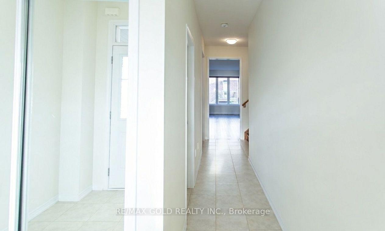 Photo 3 of 8005 Odell Crescent, Niagara Falls, Brown — HOMEH