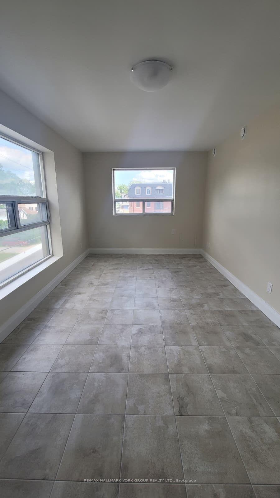 Photo 6 of Unit 310, 14 Wellington Street E, Aurora, Aurora Village — HOMEH