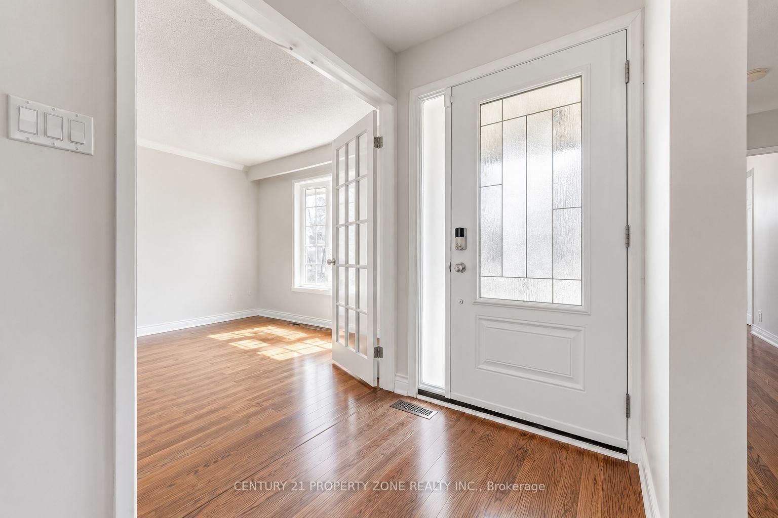 Photo 4 of 27 Madrid Crescent N, Brampton, Central Park — HOMEH