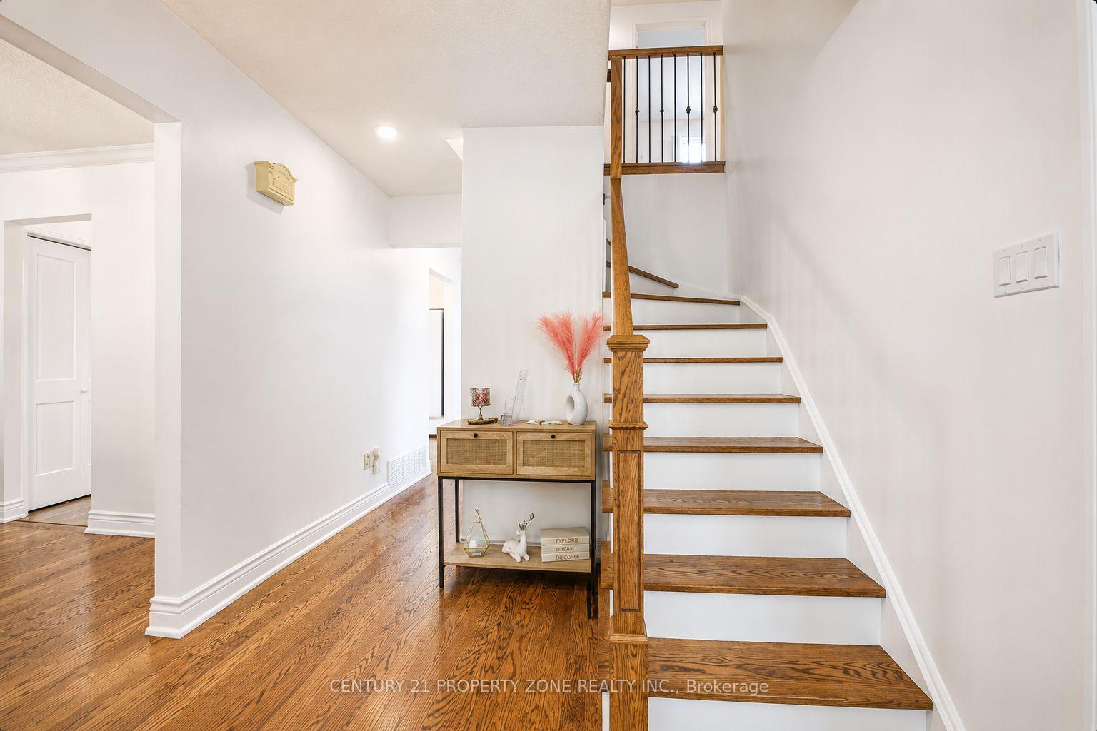 Photo 5 of 27 Madrid Crescent N, Brampton, Central Park — HOMEH