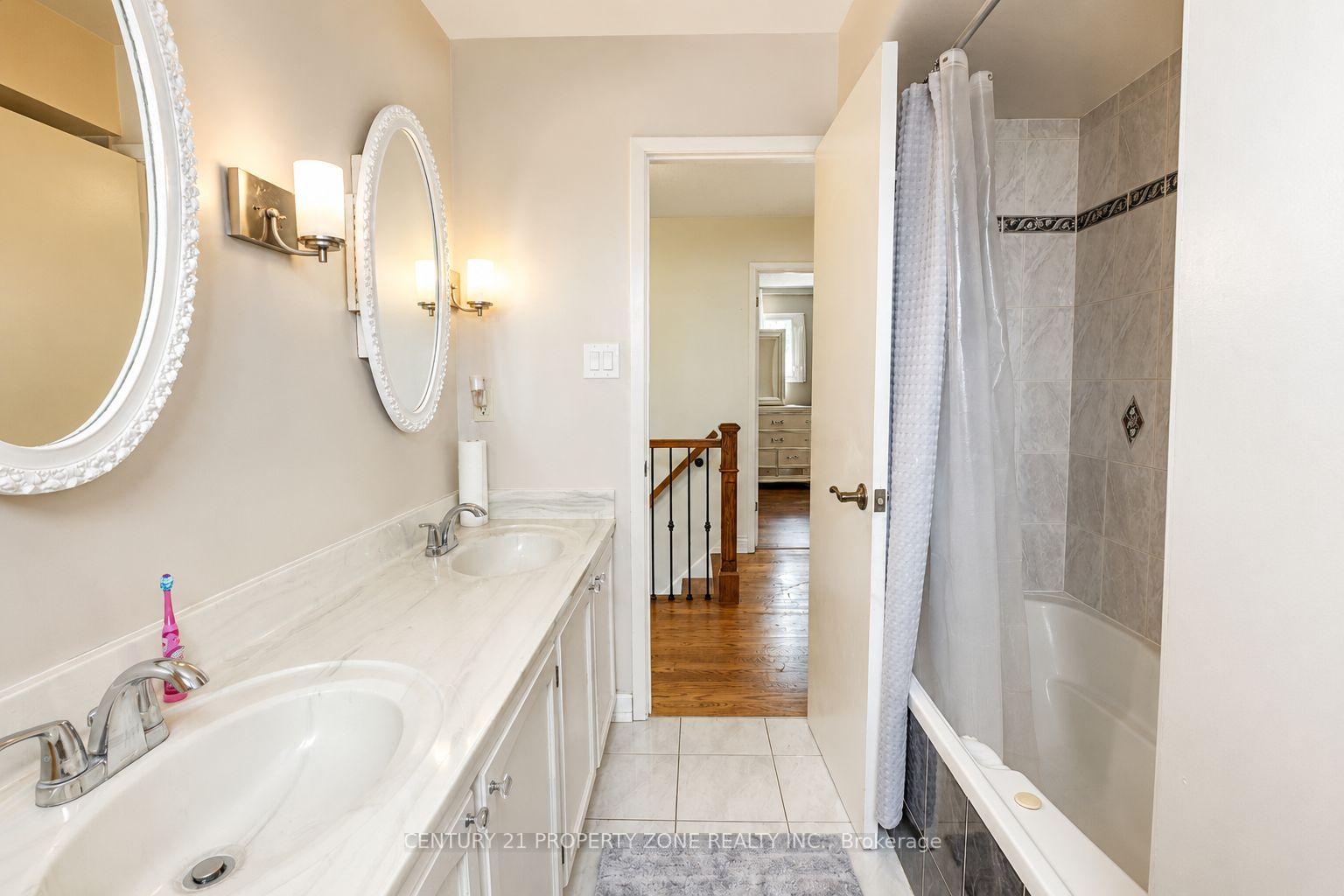 Photo 16 of 27 Madrid Crescent N, Brampton, Central Park — HOMEH