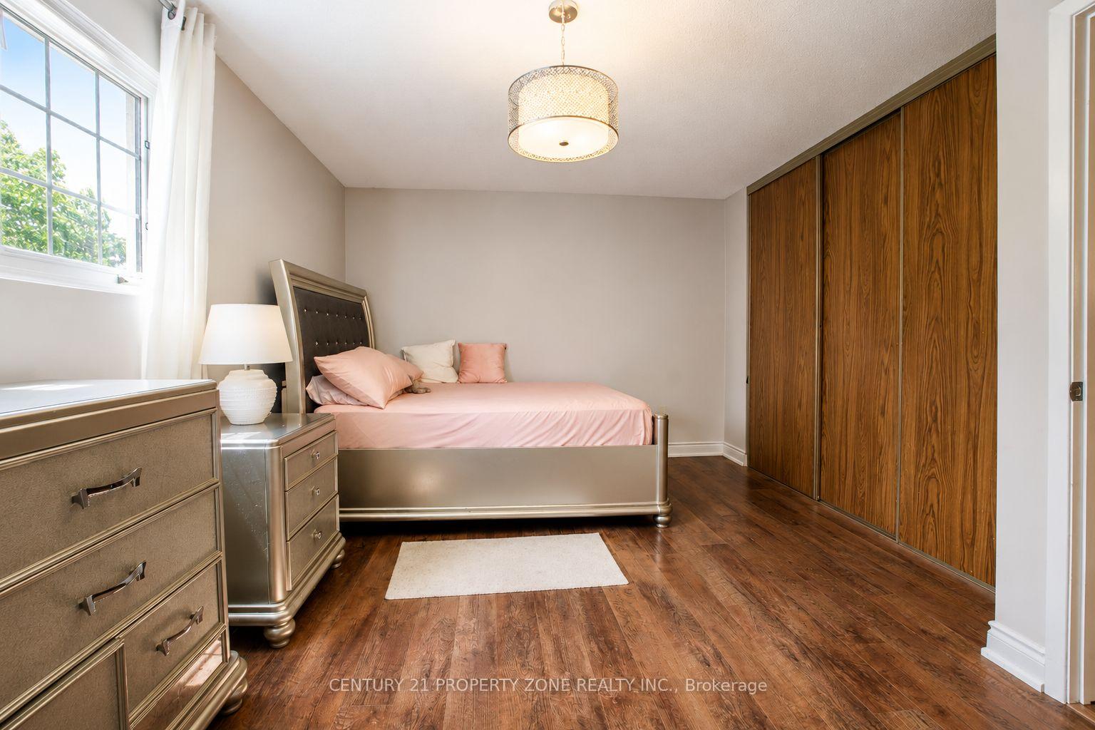 Photo 20 of 27 Madrid Crescent N, Brampton, Central Park — HOMEH