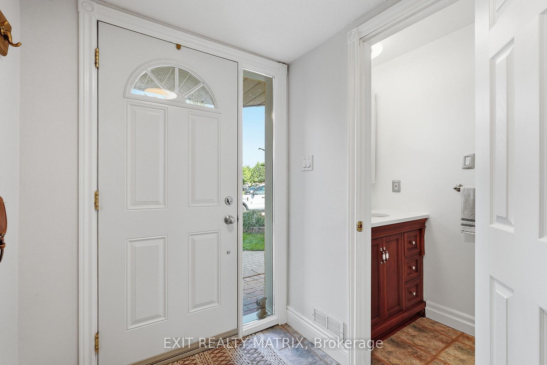 Photo 8 of 270 Fernleaf Crescent, Ottawa, Queenswood Heights South — HOMEH