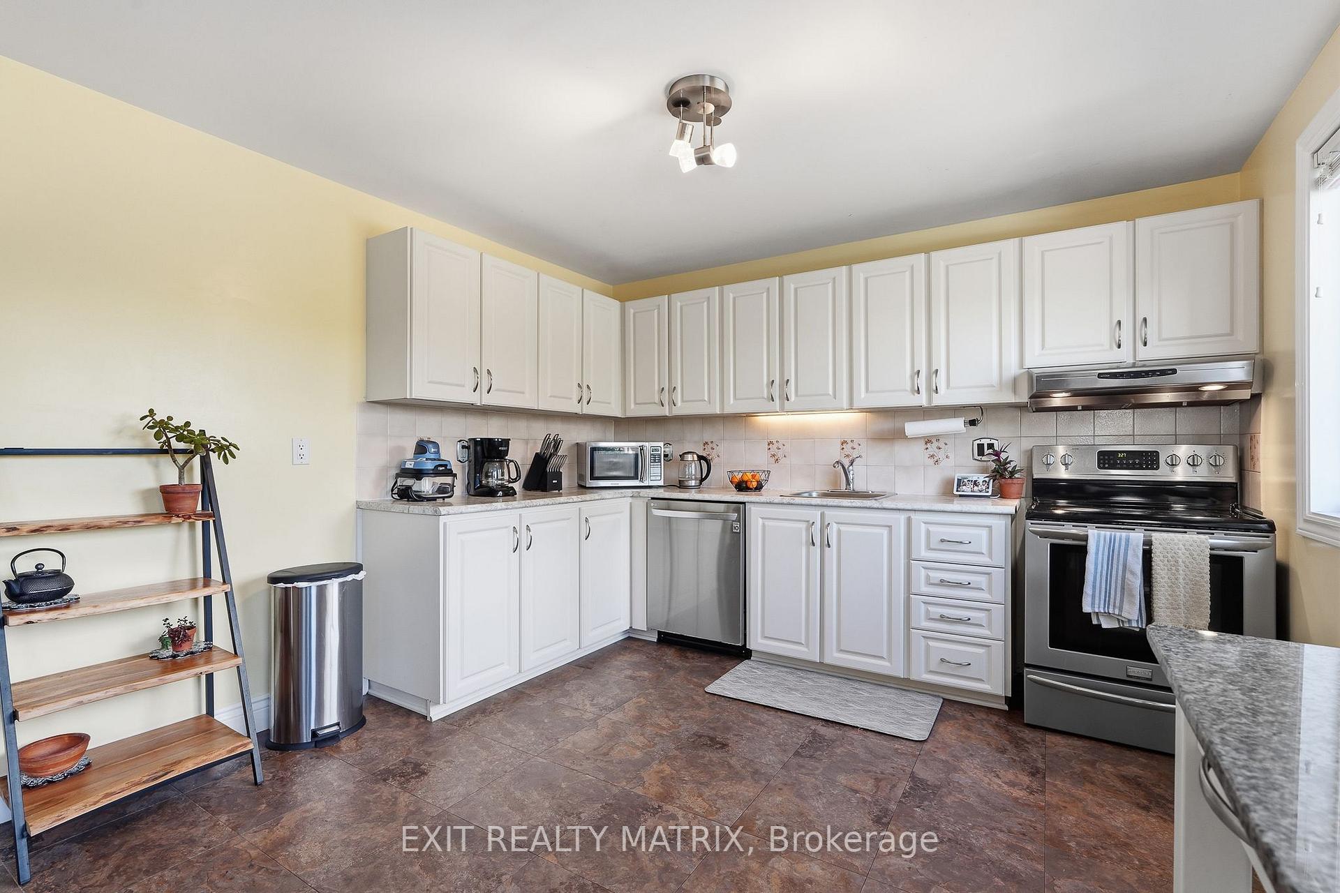 Photo 20 of 270 Fernleaf Crescent, Ottawa, Queenswood Heights South — HOMEH