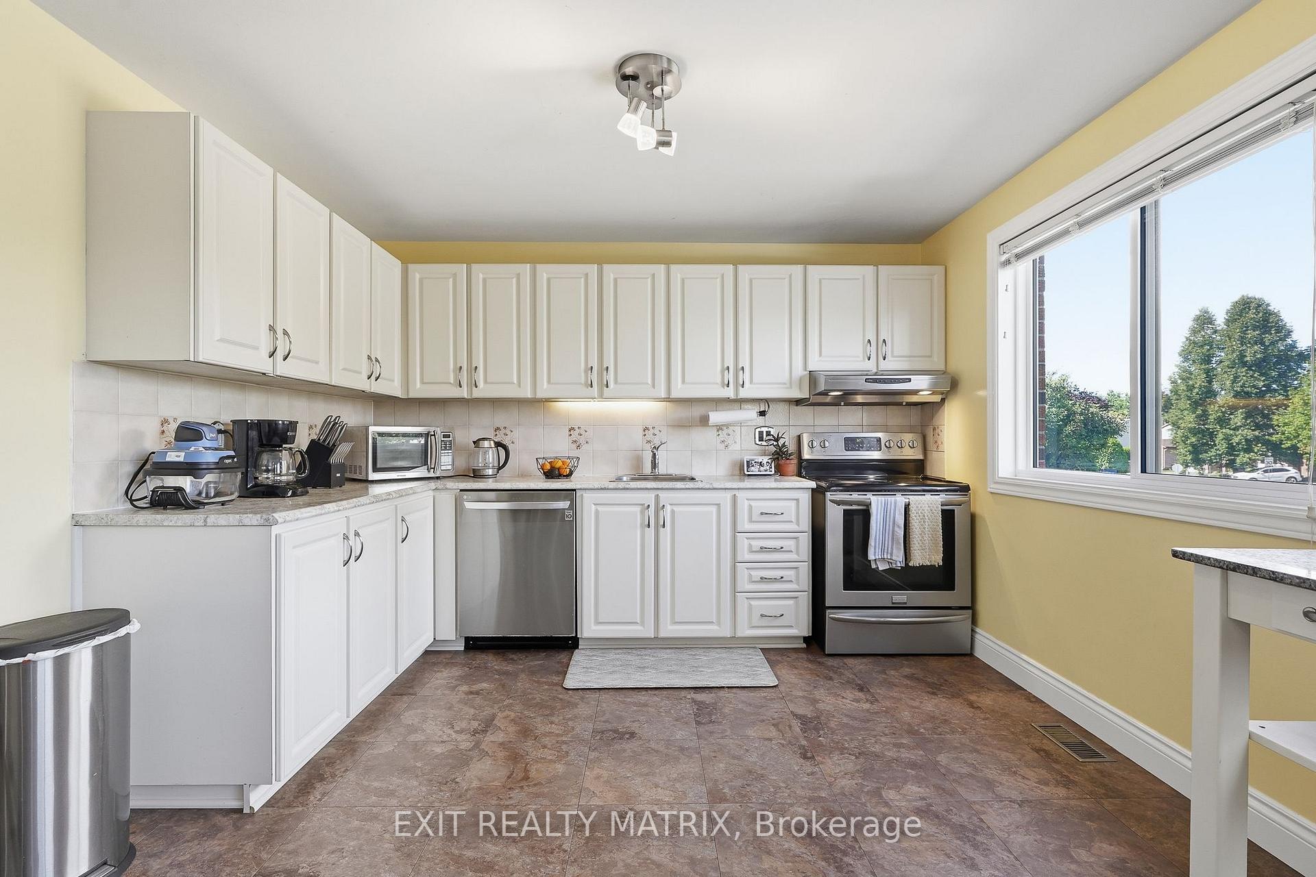 Photo 21 of 270 Fernleaf Crescent, Ottawa, Queenswood Heights South — HOMEH