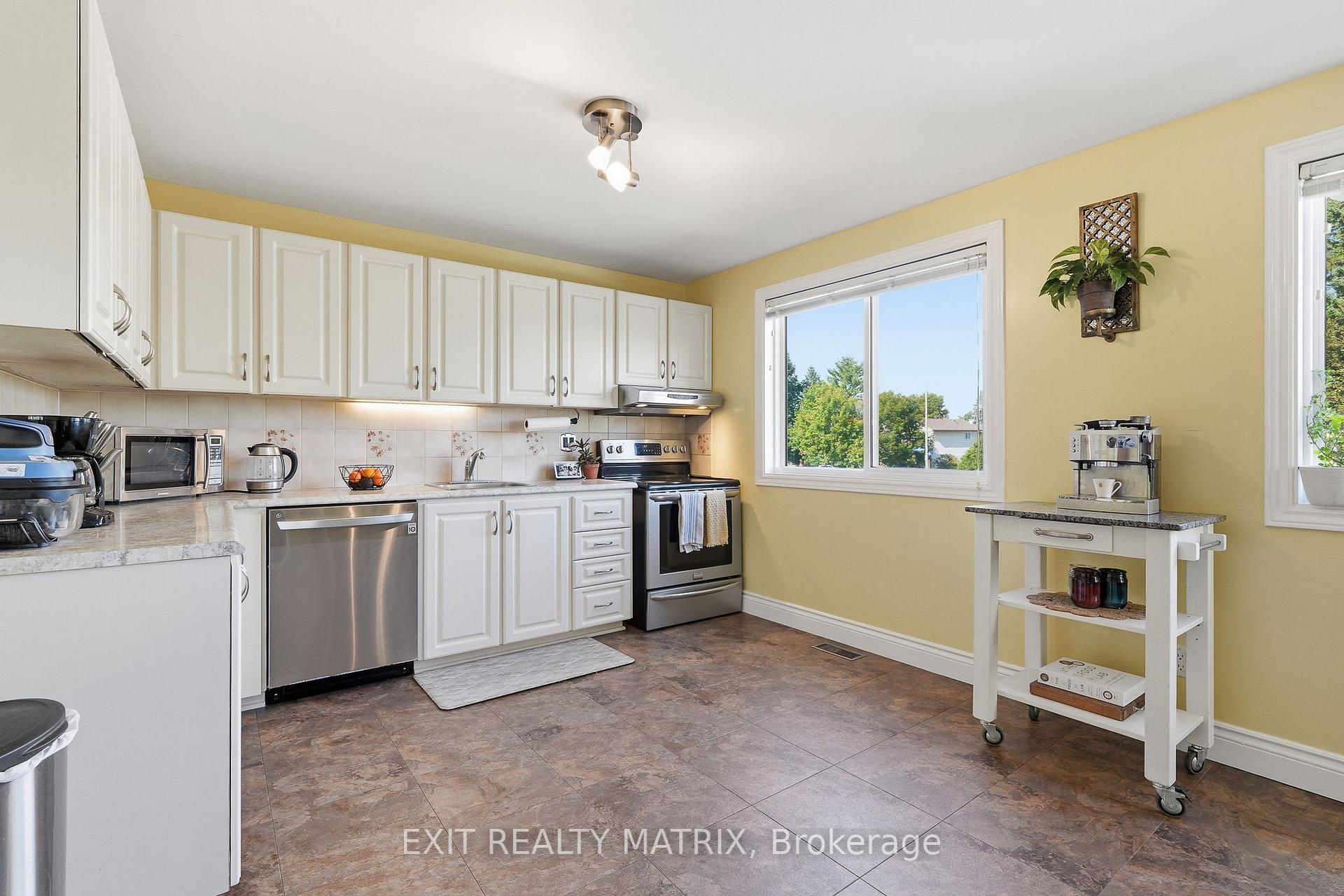 Photo 22 of 270 Fernleaf Crescent, Ottawa, Queenswood Heights South — HOMEH
