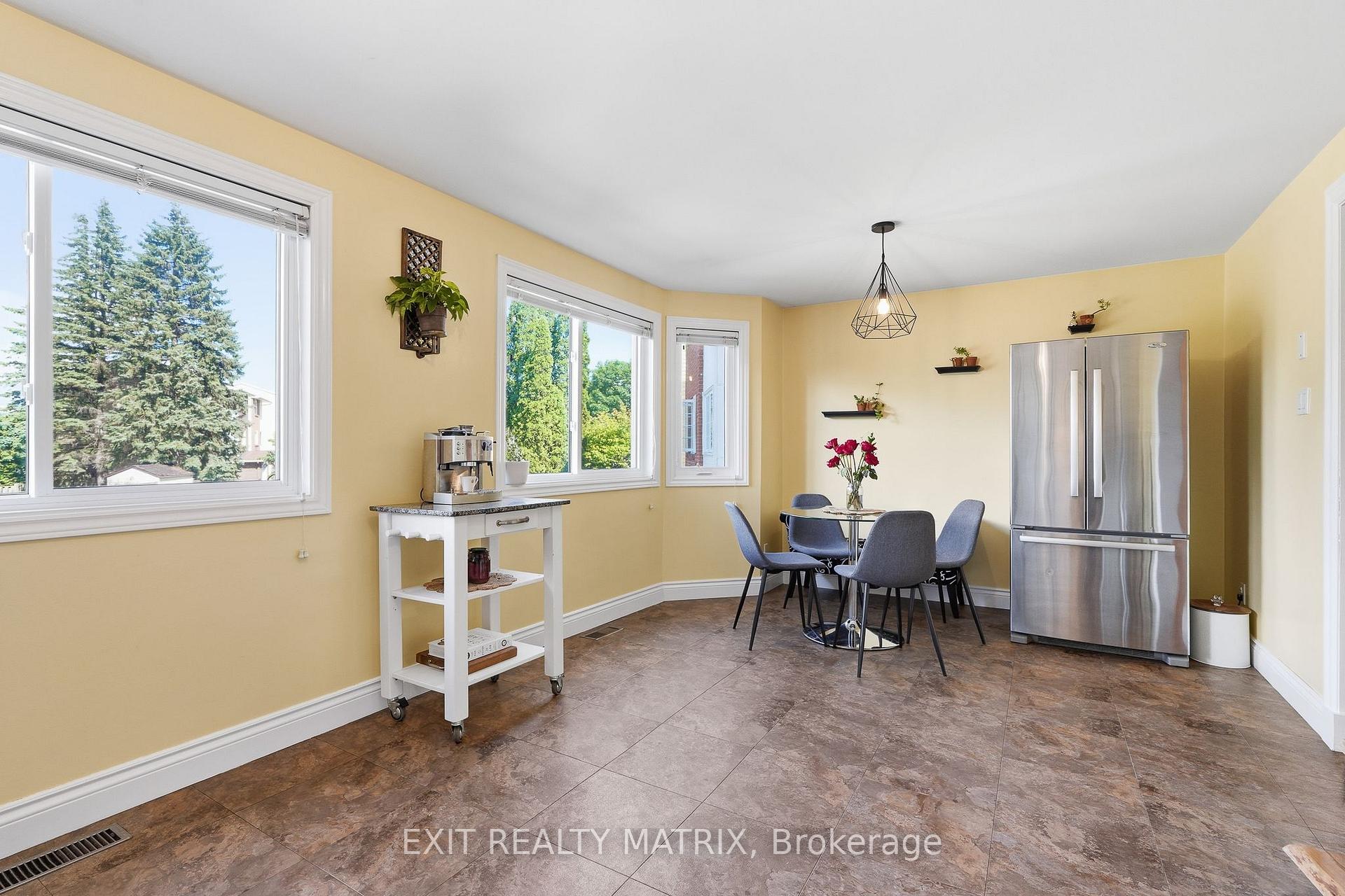 Photo 23 of 270 Fernleaf Crescent, Ottawa, Queenswood Heights South — HOMEH