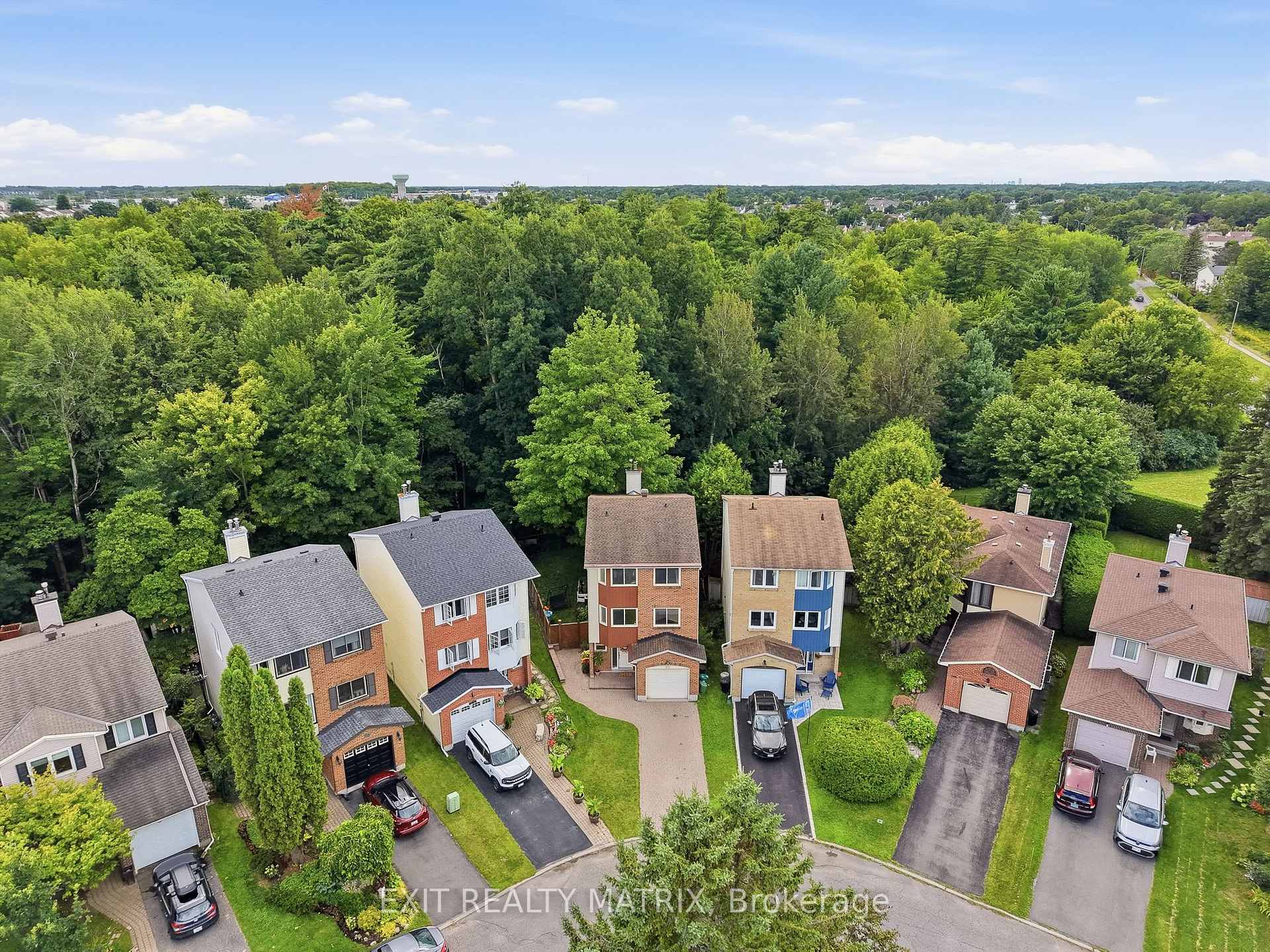 Photo 2 of 270 Fernleaf Crescent, Ottawa, Queenswood Heights South — HOMEH