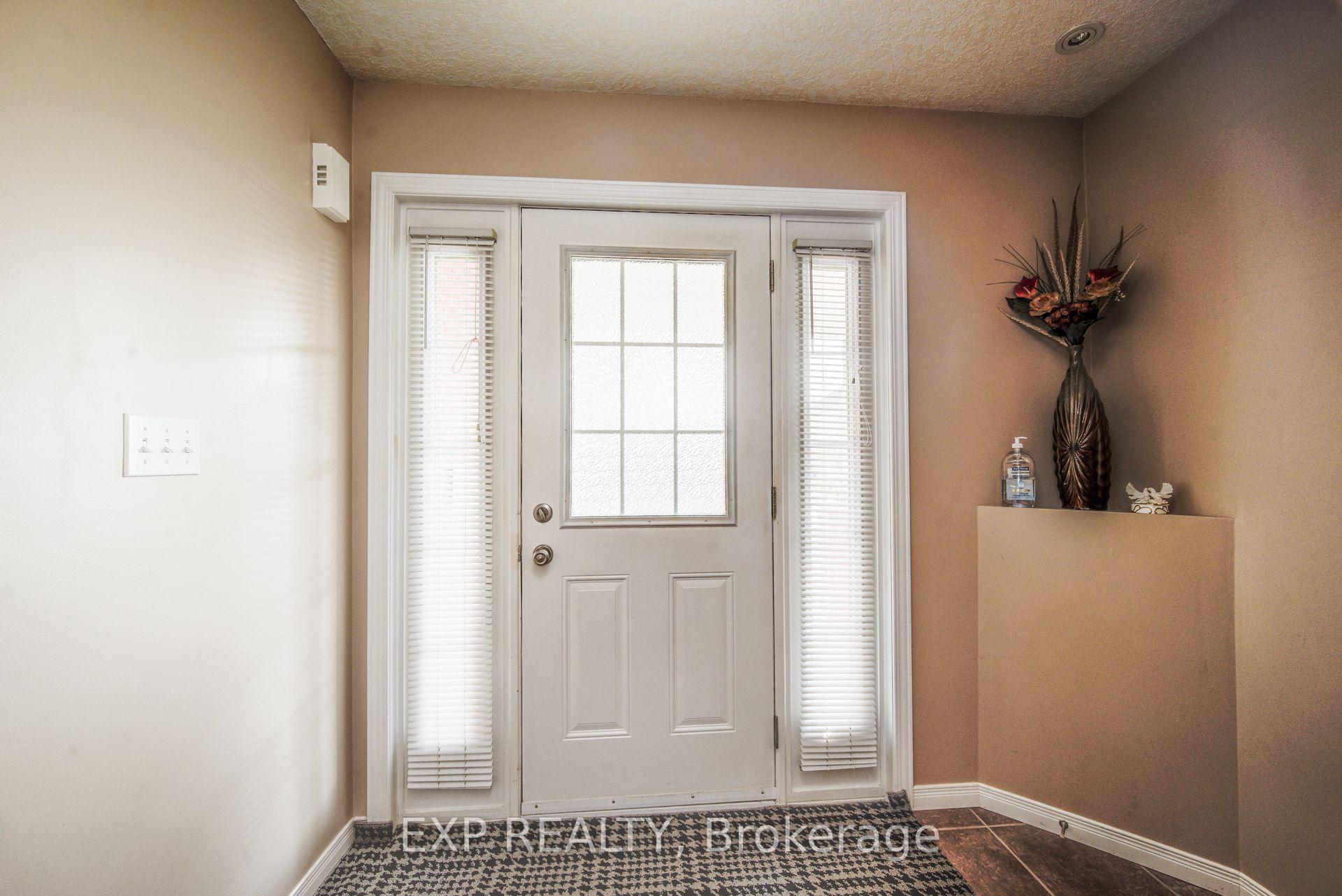 Photo 4 of 124 Udvari Crescent, Kitchener, Highland West — HOMEH