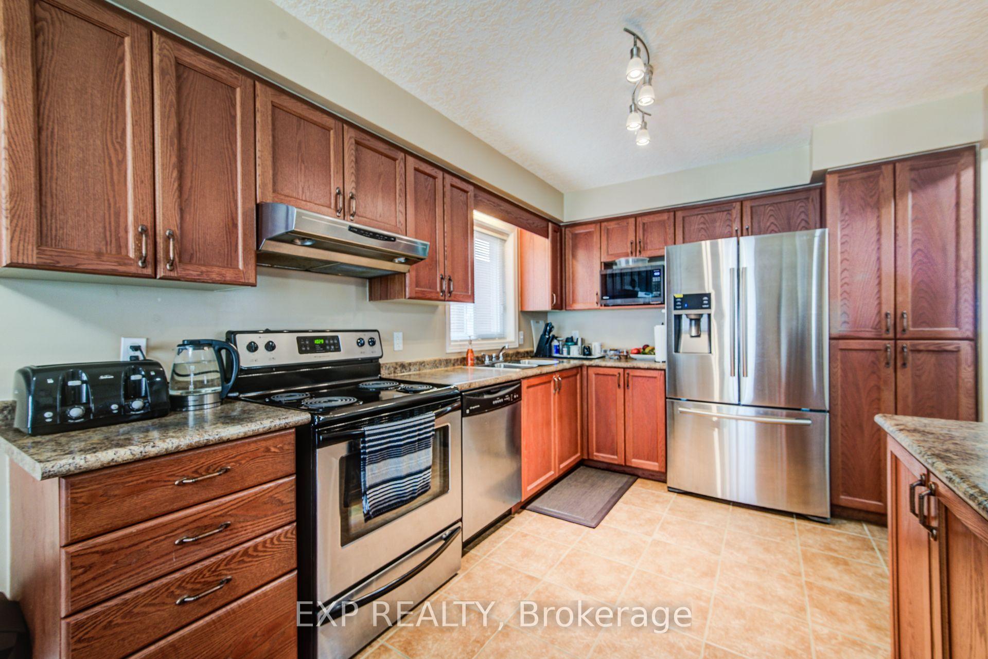 Photo 10 of 124 Udvari Crescent, Kitchener, Highland West — HOMEH