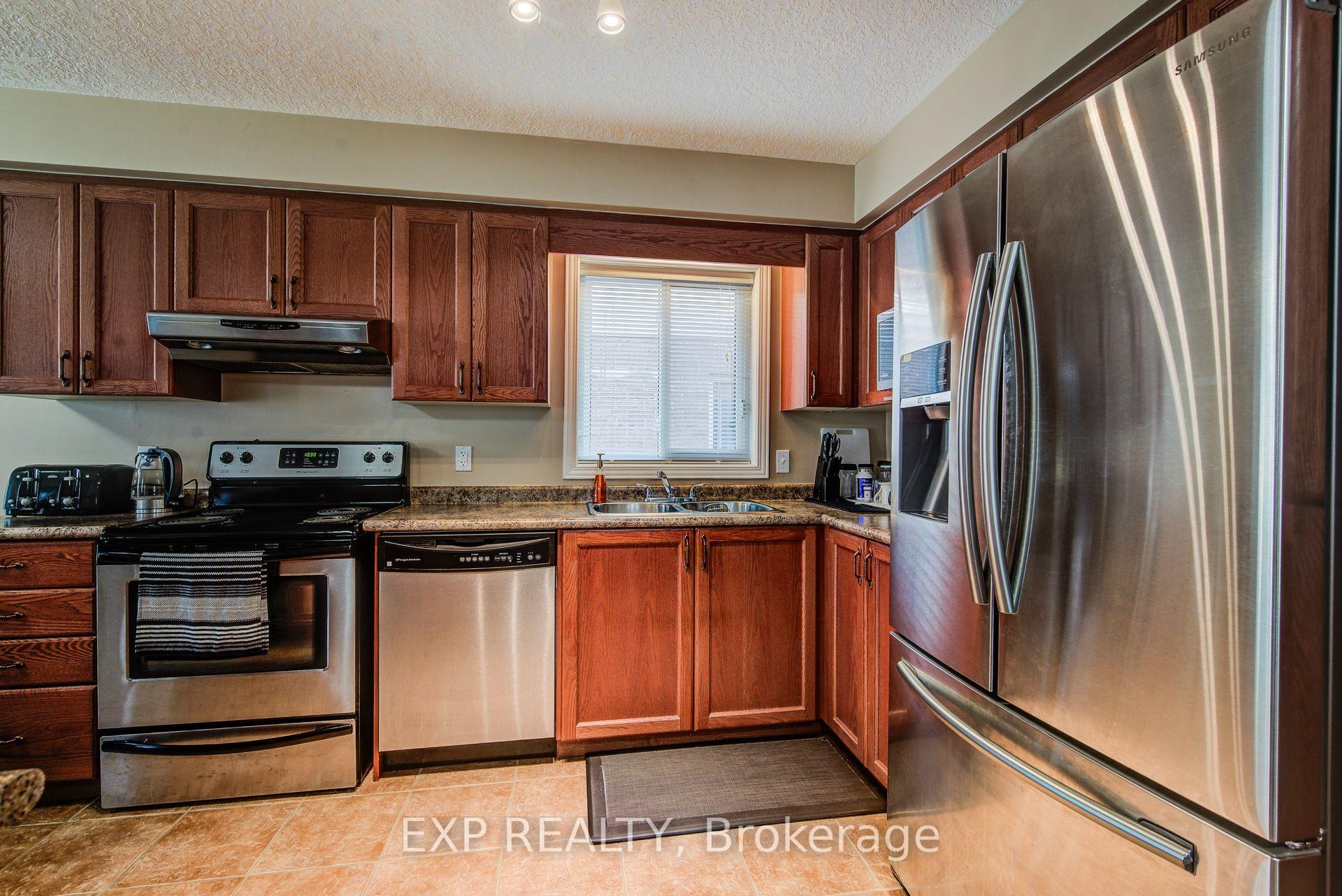 Photo 12 of 124 Udvari Crescent, Kitchener, Highland West — HOMEH