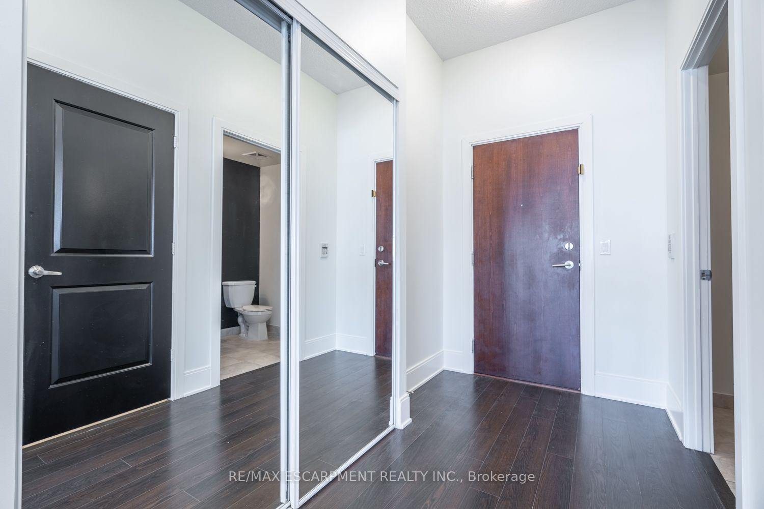 Photo 3 of Unit PH5, 330 Burnhamthorpe Road, Mississauga, City Centre — HOMEH