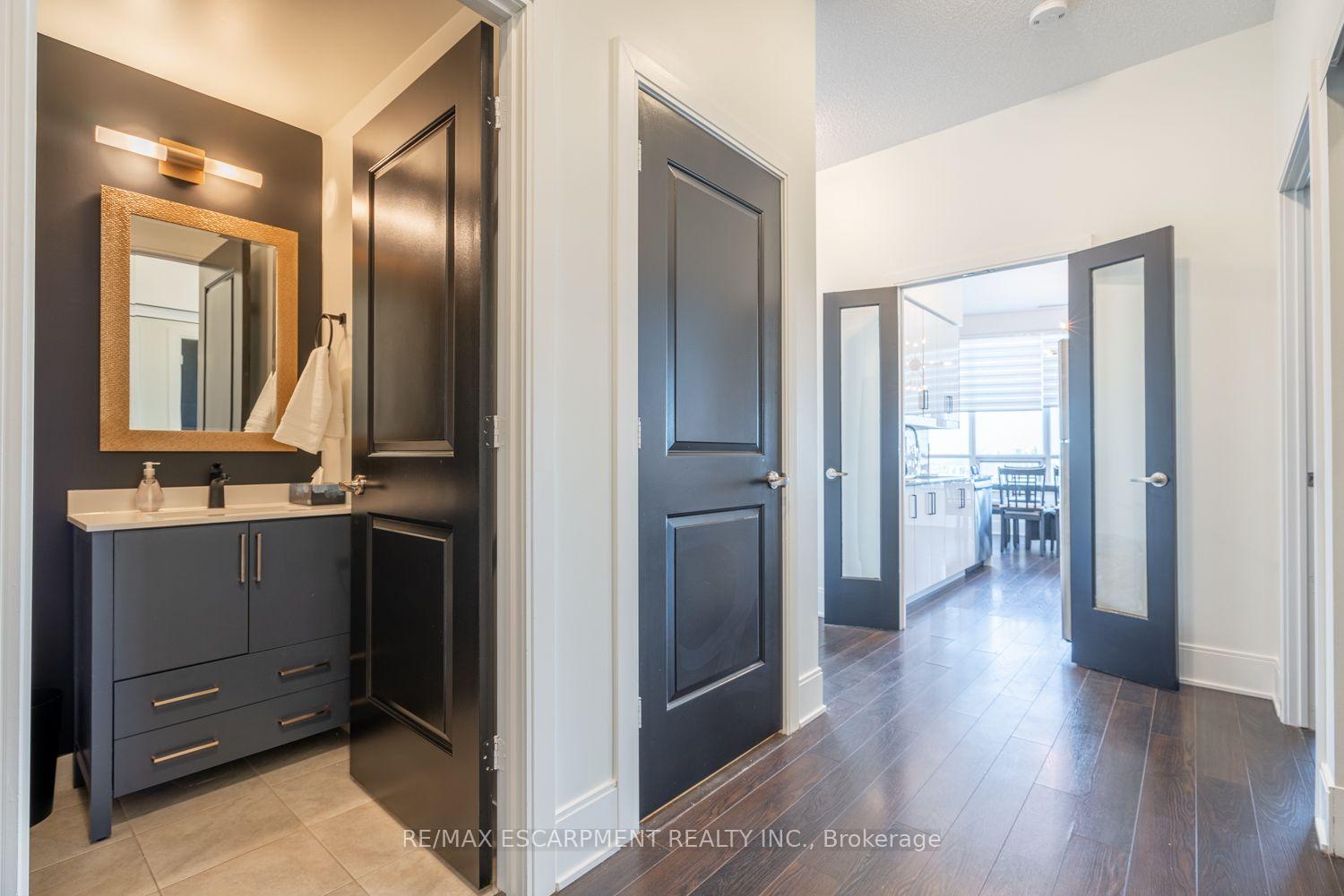 Photo 4 of Unit PH5, 330 Burnhamthorpe Road, Mississauga, City Centre — HOMEH
