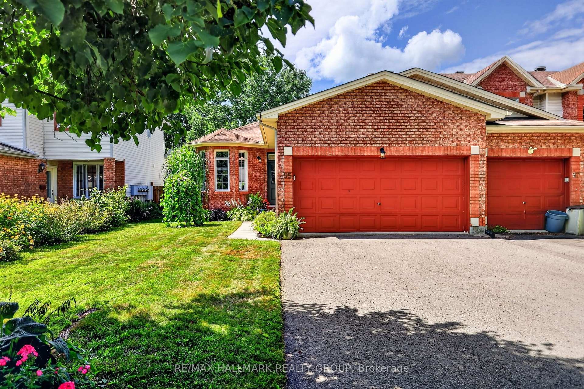 Photo 1 of 95 College Circle, Ottawa, Castle Heights — HOMEH