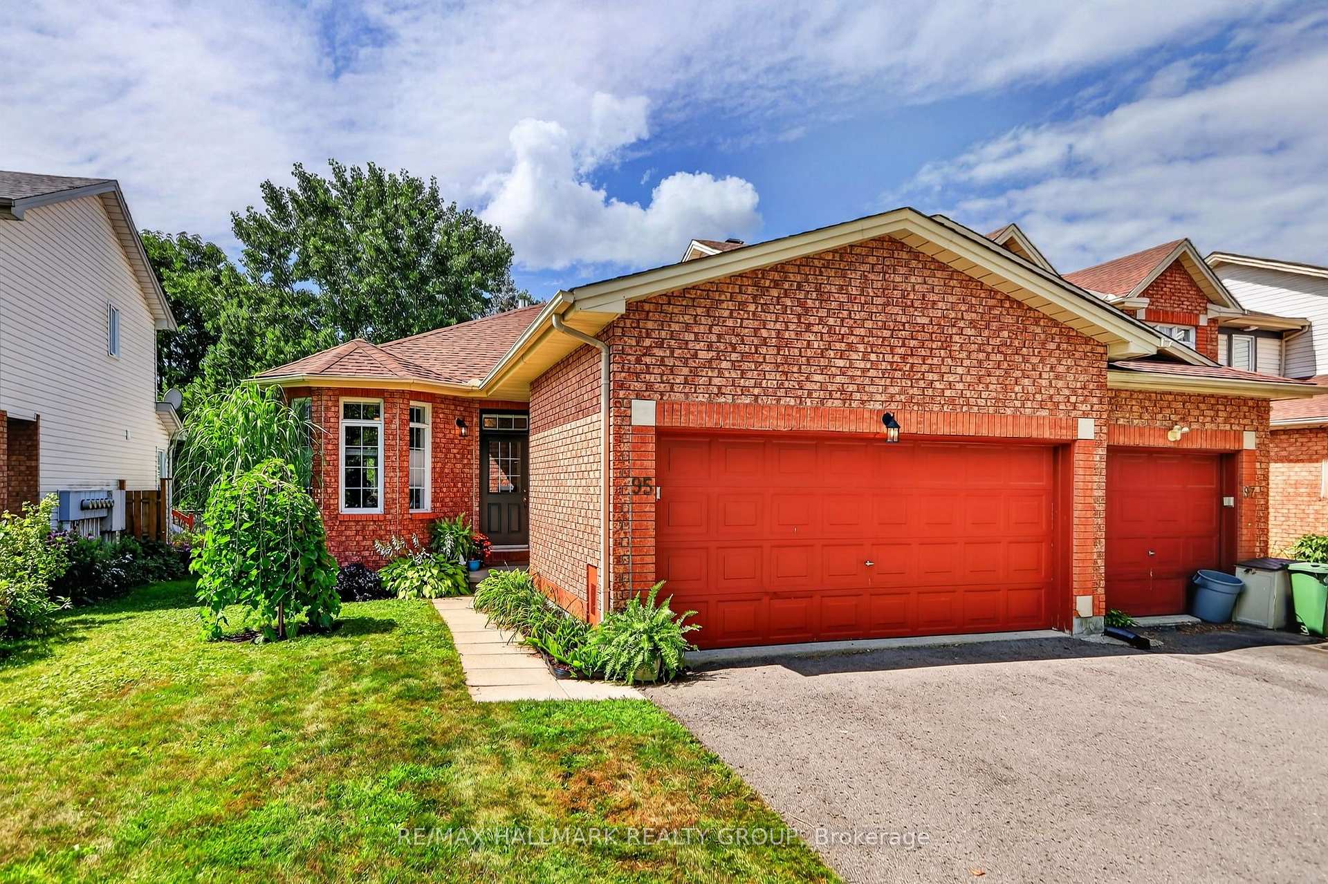 Photo 2 of 95 College Circle, Ottawa, Castle Heights — HOMEH