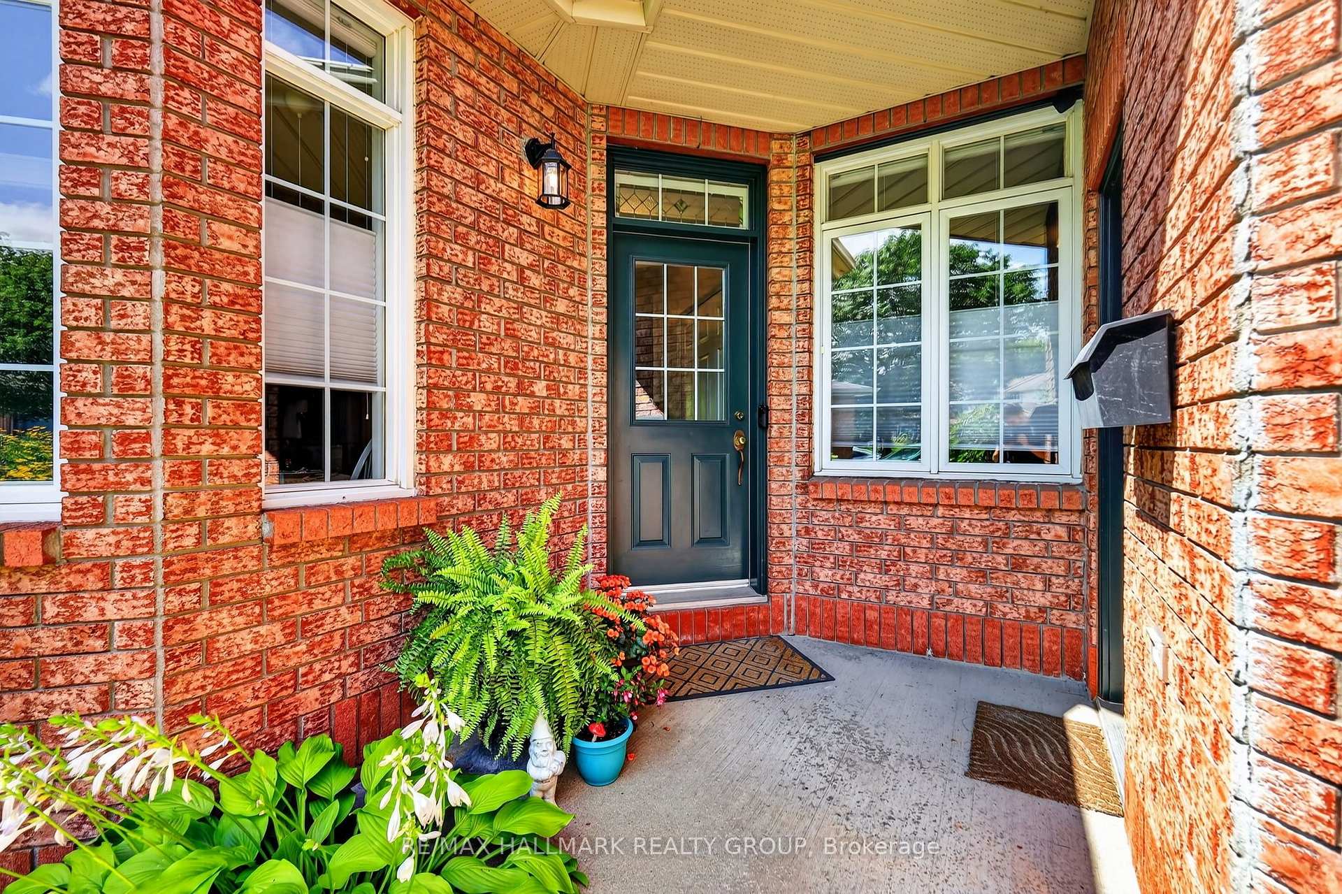 Photo 3 of 95 College Circle, Ottawa, Castle Heights — HOMEH