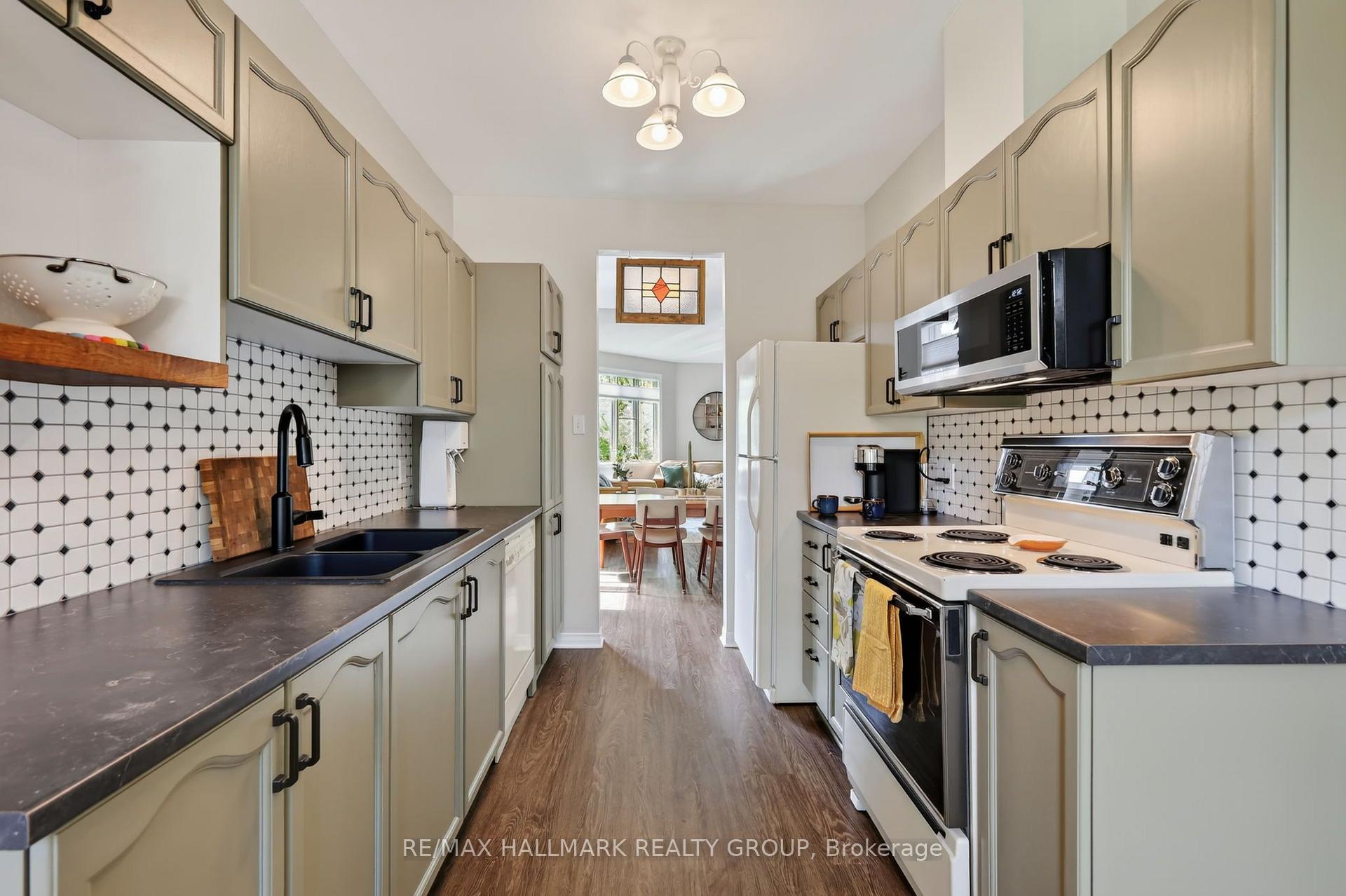 Photo 6 of 95 College Circle, Ottawa, Castle Heights — HOMEH