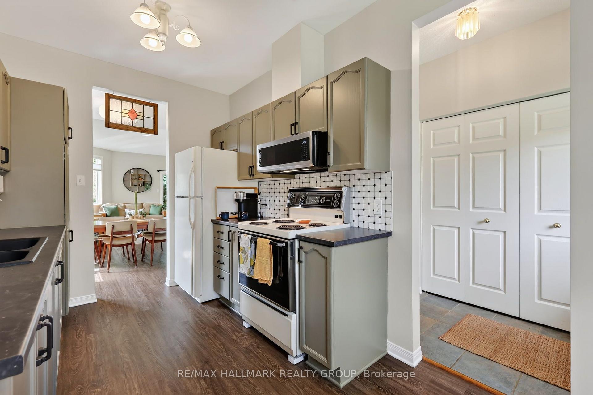 Photo 7 of 95 College Circle, Ottawa, Castle Heights — HOMEH