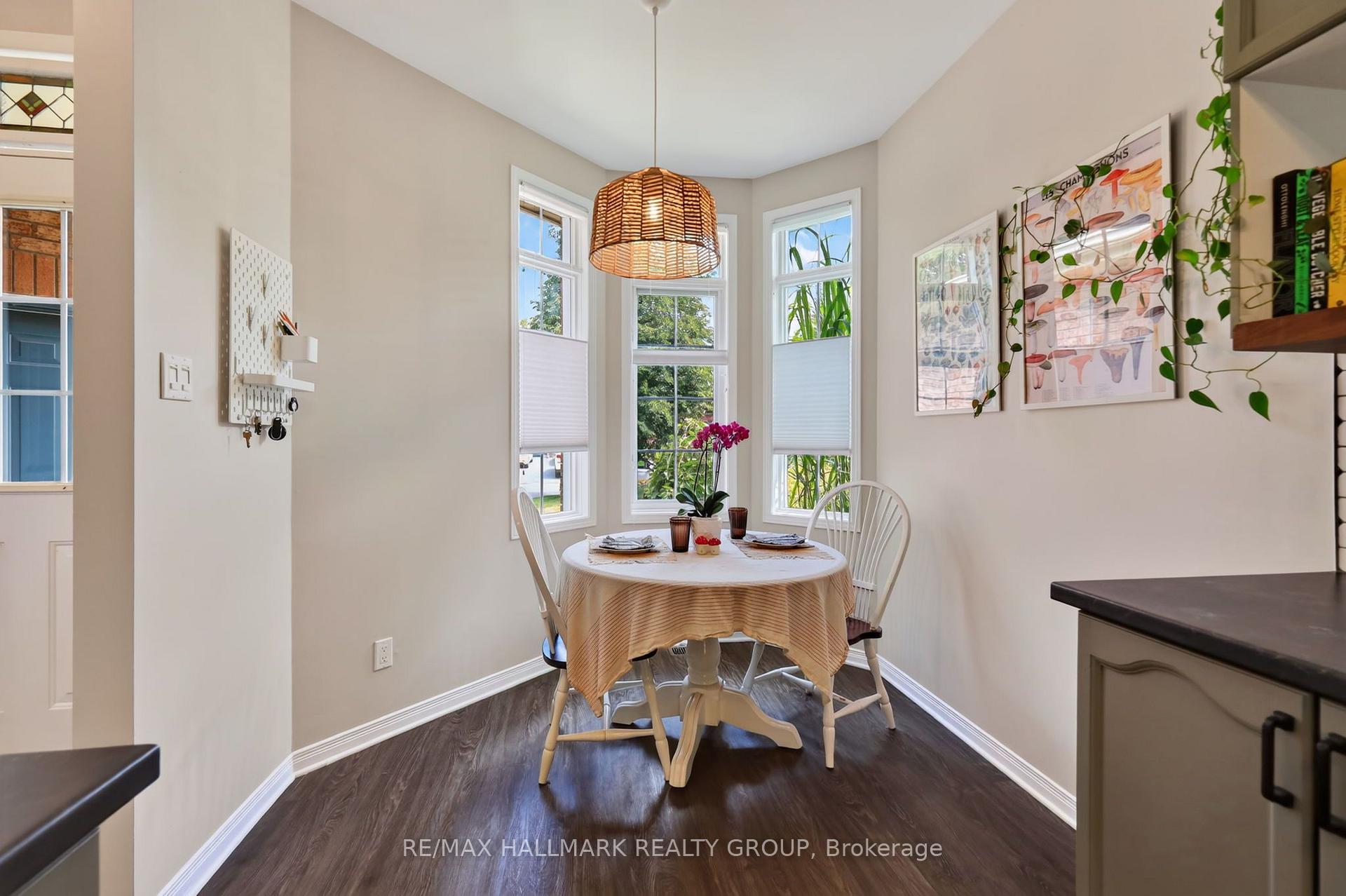 Photo 8 of 95 College Circle, Ottawa, Castle Heights — HOMEH