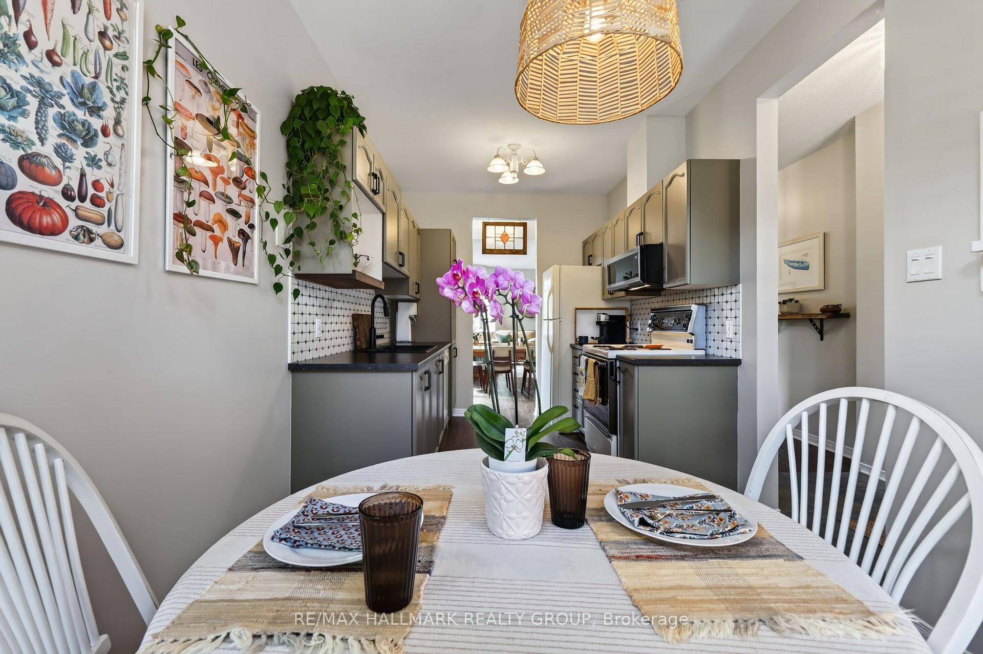 Photo 9 of 95 College Circle, Ottawa, Castle Heights — HOMEH