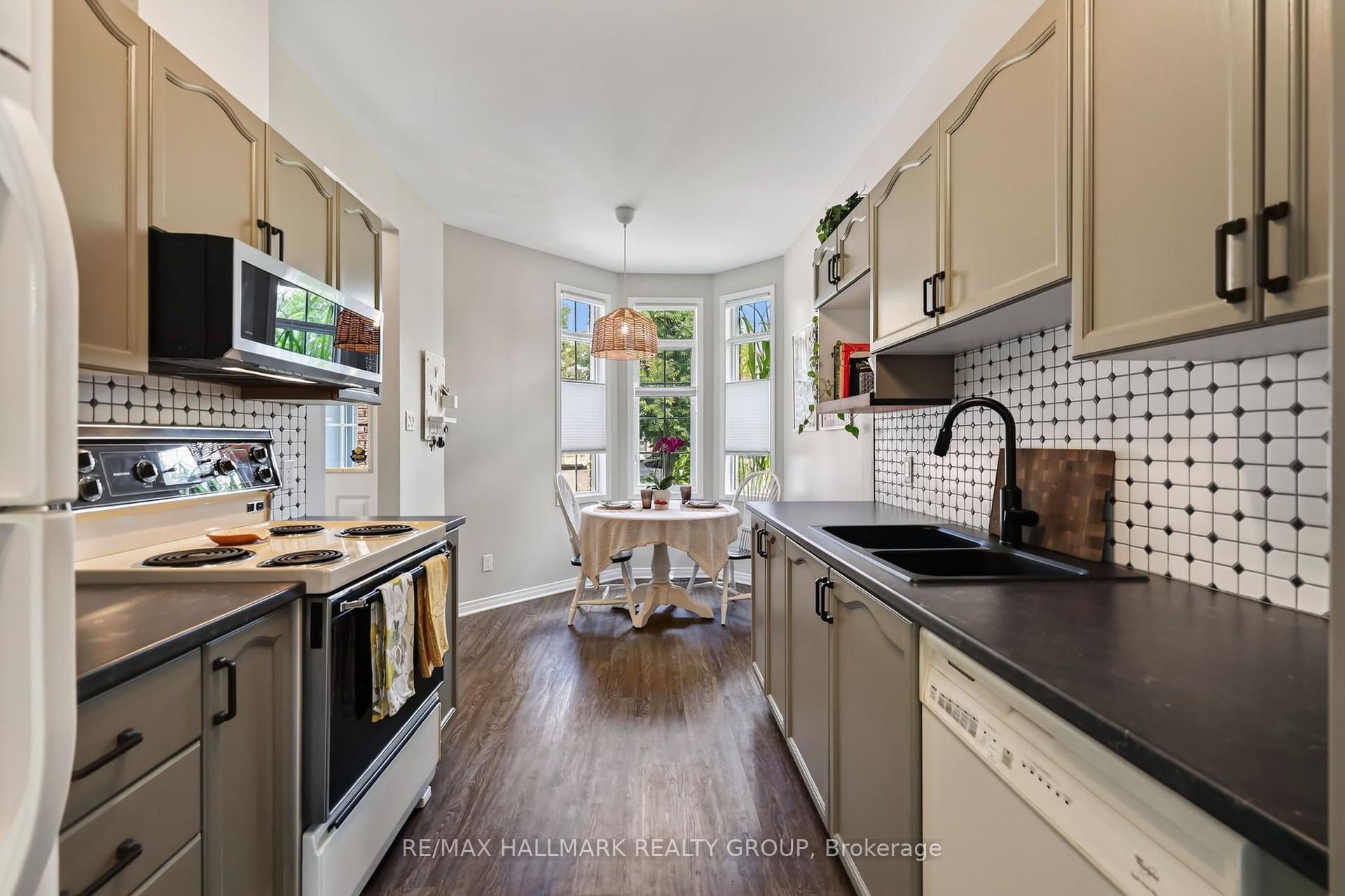 Photo 10 of 95 College Circle, Ottawa, Castle Heights — HOMEH