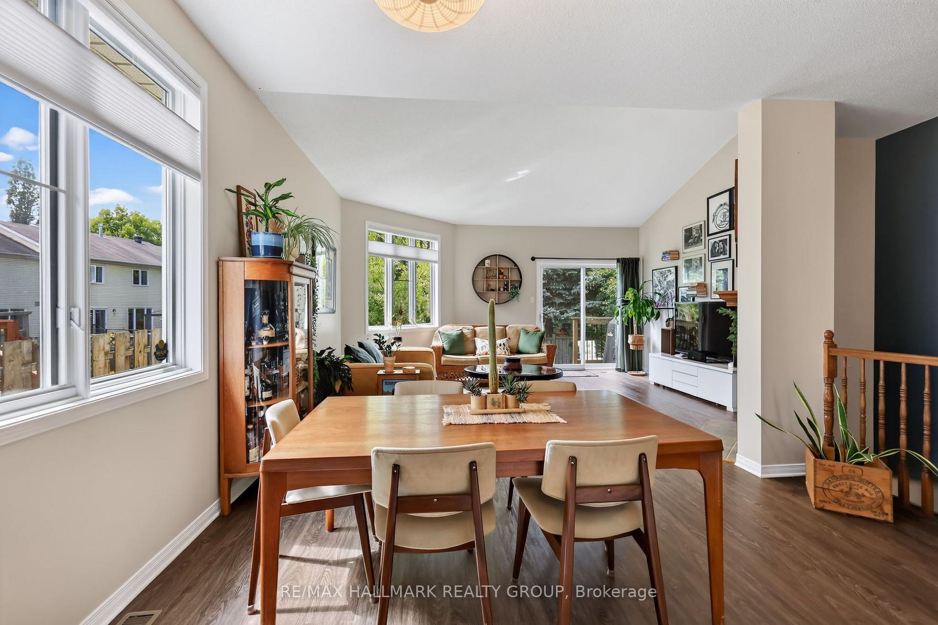 Photo 11 of 95 College Circle, Ottawa, Castle Heights — HOMEH