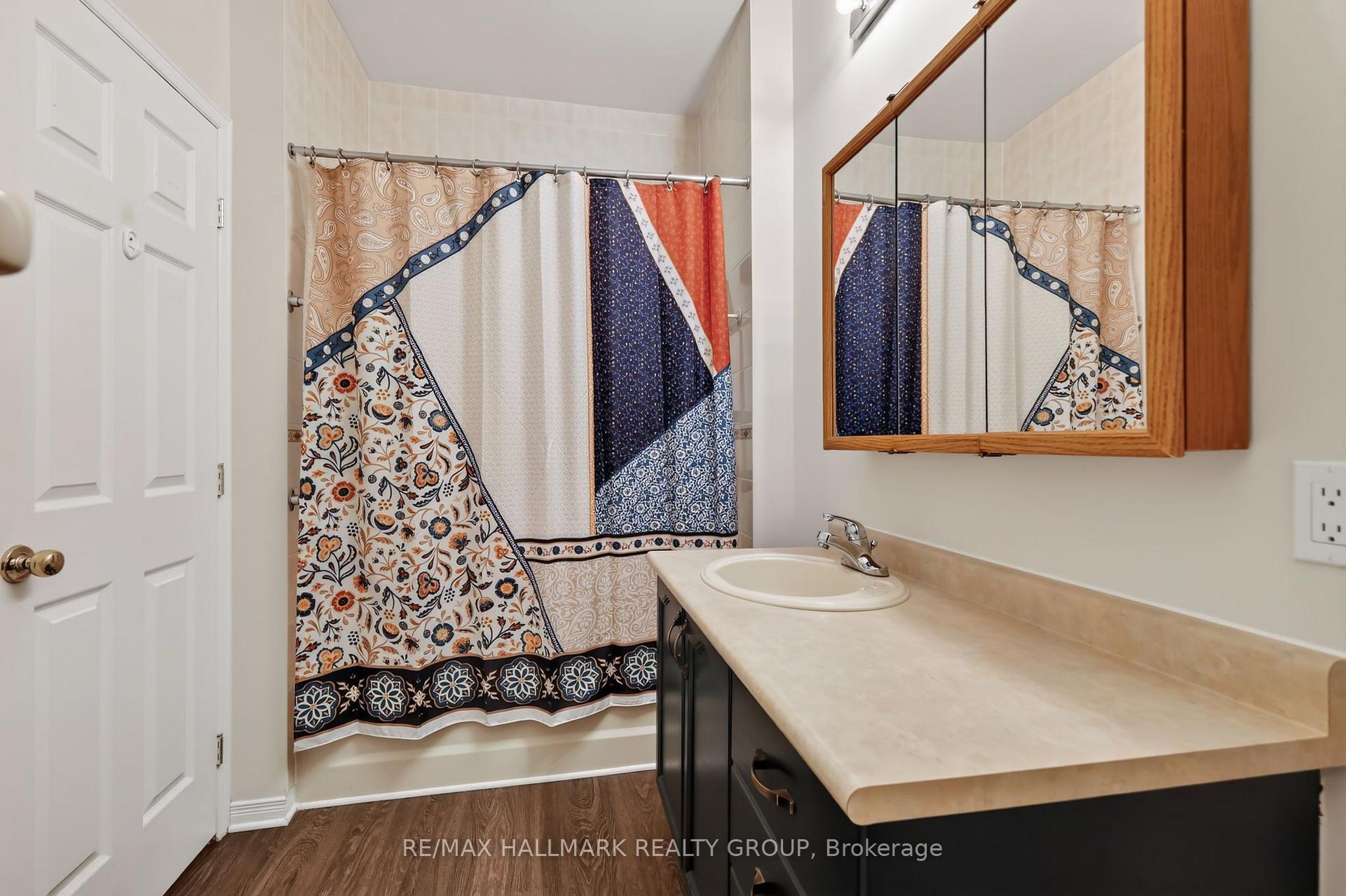Photo 24 of 95 College Circle, Ottawa, Castle Heights — HOMEH