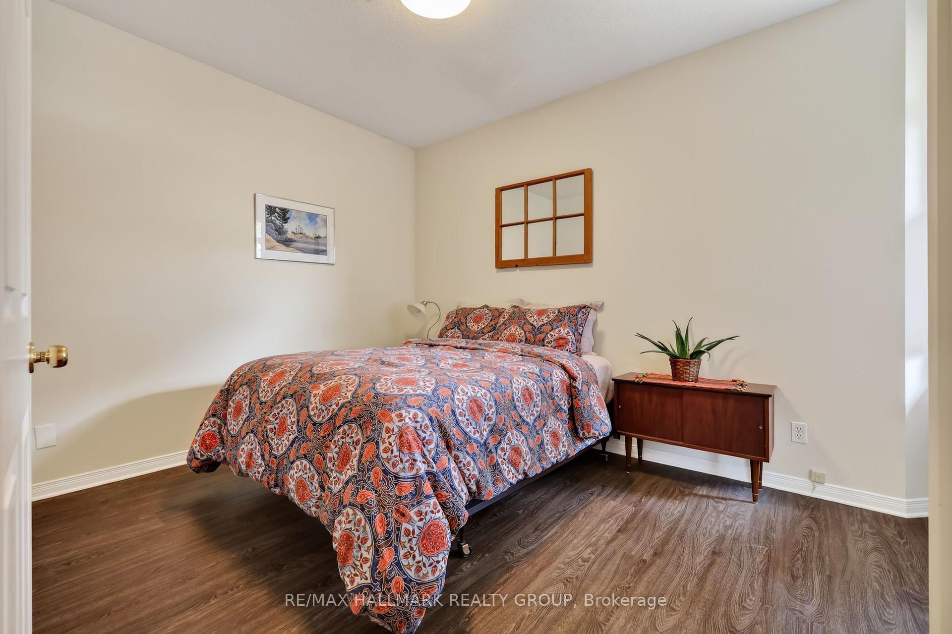Photo 25 of 95 College Circle, Ottawa, Castle Heights — HOMEH