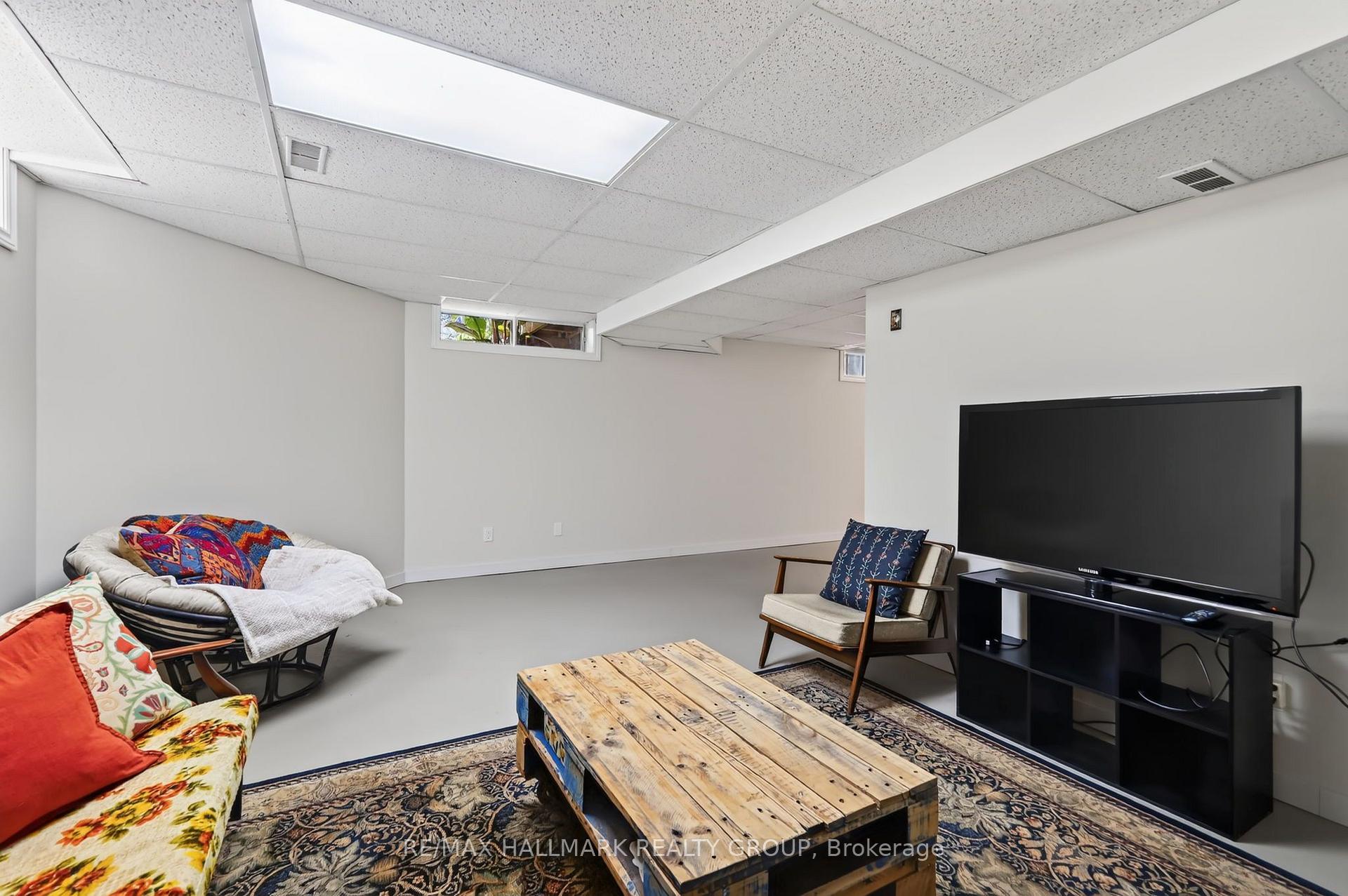 Photo 34 of 95 College Circle, Ottawa, Castle Heights — HOMEH